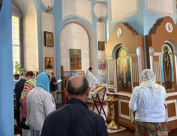 Прихожане на молебне в Успенском соборе Отроч монастыря