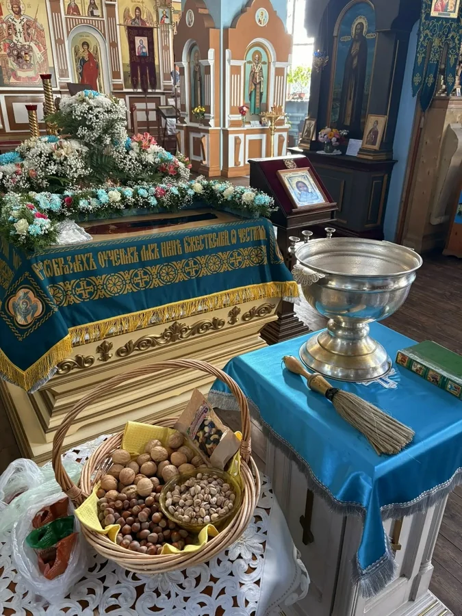 Орехи и праздничное убранство в Успенском соборе