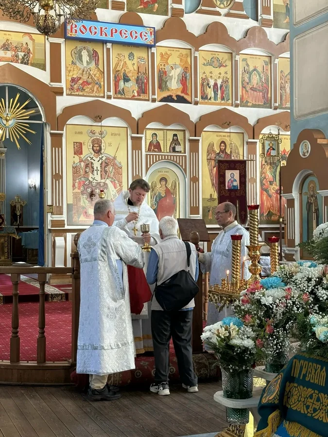 Причащение прихожан на праздничном богослужении