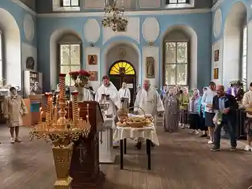 Прихожане на праздничном богослужении в Успенском соборе