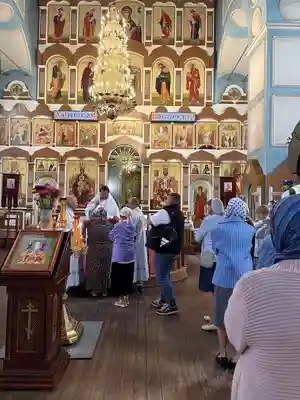 Праздничная служба перед иконостасом Успенского собора