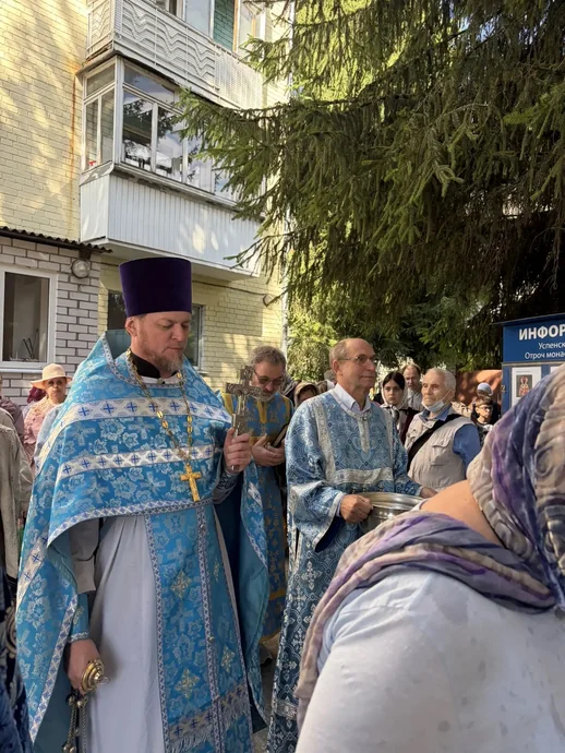 Духовенство и прихожане Успенского собора после праздничного богослужения