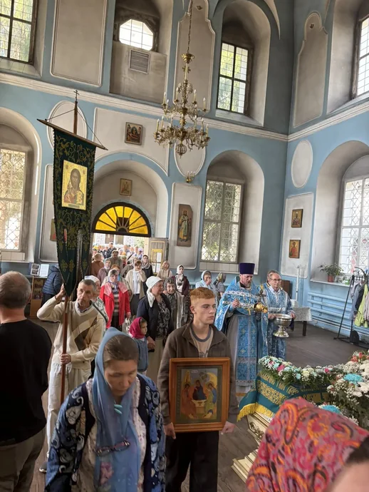 Крестный ход в Успенском соборе Отроч монастыря