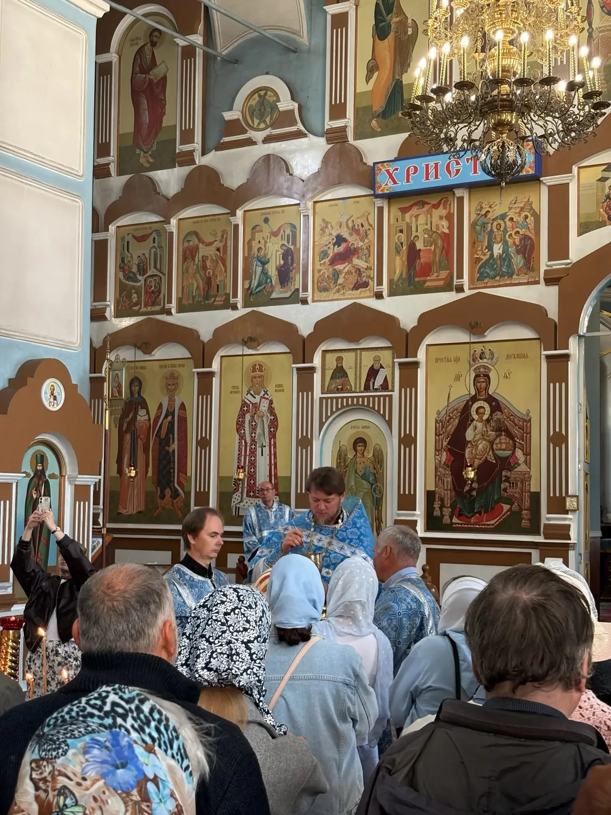 Причащение прихожан на праздничном богослужении