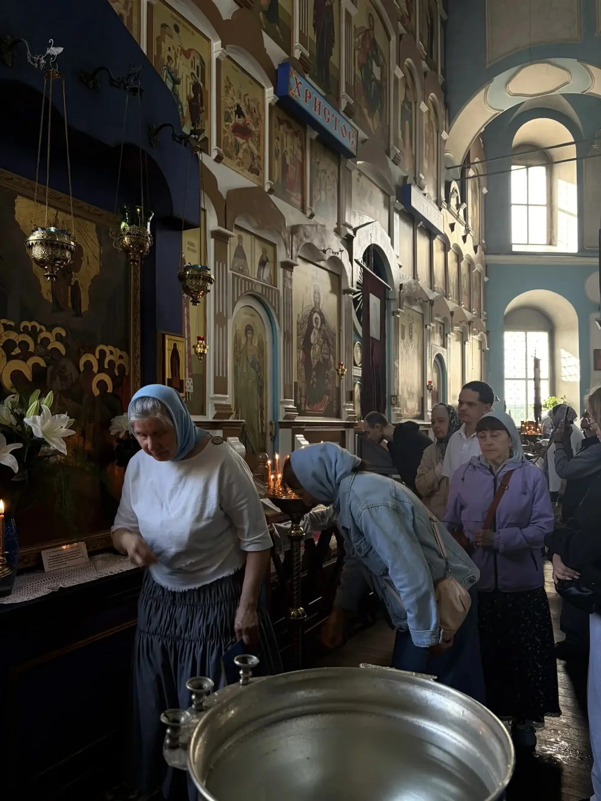 Прихожане у святынь Успенского собора