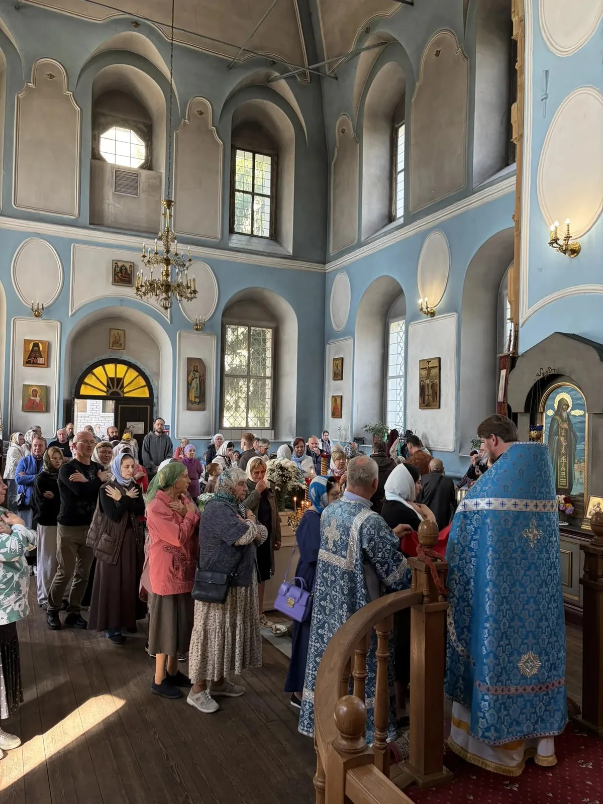 Прихожане на праздничном богослужении