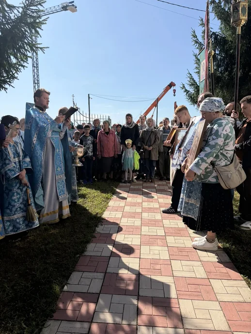Молебен и молитва прихожан после праздничного богослужения